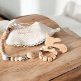 coffret cadeau bébé personnalisé sur le thème enchanteur de la Biche et du Bois. Ce kit, idéal pour une naissance fille, garçon ou pour un cadeau mixte regroupe des essentiels de la puériculture conçus dans des matériaux sûrs et esthétiques.