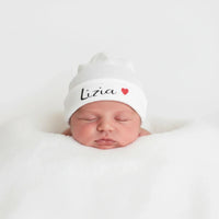 bonnet bebe avec coeur rouge personnalisé au prénom de bébé porter par un nouveau né