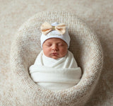 Bonnet bébé coton blanc avec nœud couleur Saumon.