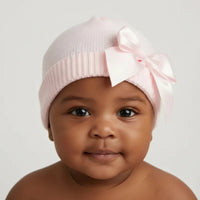 Bonnet bébé fille rose en laine porter par un bébé 