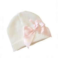 bonnet en laine bébé  fille en laine tricoté poser a plat blanc 