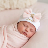bonnet bébé naissance fille en coton blanc personnalisé avec prénom de bébé