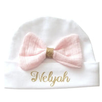 ce bonnet bébé naissance fille blanc avec noeud rose personnalisé au prénom de bébé