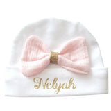 ce bonnet bébé naissance fille blanc avec noeud rose personnalisé au prénom de bébé