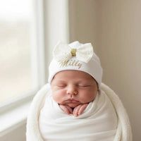 bonnet bébé naissance gros noeud blanc paillette porter par un bébé.