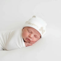 notre bonnet bebe personnalisé porter par un bébé endormie