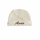 bonnet bébé personnalisé de couleur crème en minky