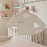 L'indispensable thermique validé par les maternités. 🏥 La brassière "Petit Câlin" est conçue pour protéger délicatement le cordon ombilical et maintenir une température parfaite dès les premières minutes de vie.