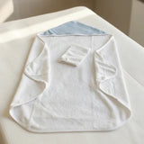présenter sur une table une cape de bain bébé ouvert personnnalisé
