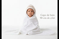 cap de bain bébé de couleur sablé porter par un bébé 