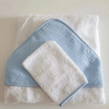 présentation de cape de bain bébé de couleur bleu