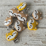 clip pince accroche tetine motif renard marron ou jaune moutarde