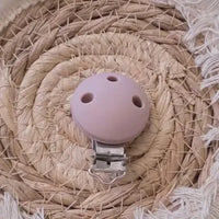 clips pour accroche tétine en silicone de couleur nude 