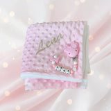 ce coffret cadeau naissance fille se compose d'un plaid rose et d'une attache tetine mam tout deux personnalisé au prénom de bébé .