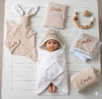 présentant d'un coffret cadeau naissance pour bébé 6 pièces de couleur sablé 