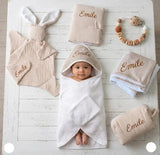 présentant d'un coffret cadeau naissance pour bébé 6 pièces de couleur sablé 