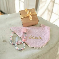 Boîte Cadeau Naissance Personnalisée Rose & Grise |et Attache Tétine, Anneau Dentition & Bavoir Plume