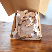coffret cadeau bébé personnalisé sur le thème enchanteur de la Biche et du Bois. Ce kit, idéal pour une naissance fille, garçon ou pour un cadeau mixte,