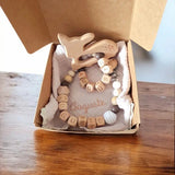 coffret cadeau bébé personnalisé sur le thème enchanteur de la Biche et du Bois. Ce kit, idéal pour une naissance fille, garçon ou pour un cadeau mixte,