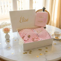 coffret cadeaux naissance rose pour fille personnalisé avec boite cadeau personnalisé au prénom de bébé 