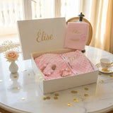 coffret cadeaux naissance rose pour fille personnalisé avec boite cadeau personnalisé au prénom de bébé 