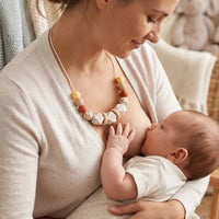 collier allaitement silicone sensoriel pour bébé porter par une maman et son bébé