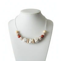 collier d'allaitement silicone présenter sur un présentoire 