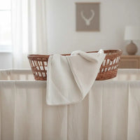 La Couverture Bébé Réversible Luxe : Gaze de Coton & Sherpa Blanche Personnalisée