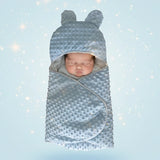 présentation d'une couverture emmaillotage minky bleu avec une bébé a l'interieur
