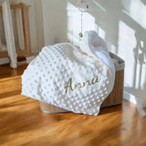 couverture plaide pour bébé en tissus polaire et minky de couleur blanc avec le prénom de l'enfant 
