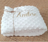 couverture en minky blanche avec prénom de l'enfant 