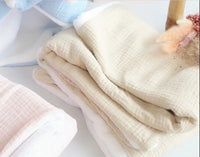  Nos plaidd en gaze de coton personnalisé. Une couverture gaz de coton et polaire 90x90 cm, légère et chaude pour bébé.