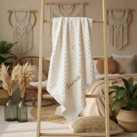 Personnalisez votre Couverture Minky Crème dès aujourd'hui et créez un souvenir de naissance précieux !