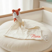 doudou attache tetine  avec écureuil roux en crochet et lange en gaze de coton, lanière de fixation compatible attache tetine MAM avec personnalisation prénom