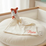 doudou attache tetine  avec écureuil roux en crochet et lange en gaze de coton, lanière de fixation compatible attache tetine MAM avec personnalisation prénom