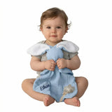 ce doudou attache tetine lapin de couleur bleu porter par un bébé 