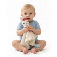 bébé avec le doudou attache tétine et sa lapine blanche crochet 
