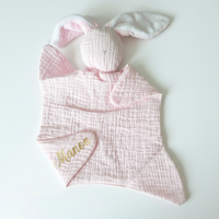 doudou de forme plate lapin de couleur rose avec prénom personnalisé