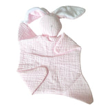 le doudou en forme de lapin plat de couleur rose  pour bébé