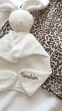 Optez ce magnifique doudou lapin en gaz de coton de couleur blanc sans visage pour votre enfant !