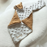 présentation d'un doudou plat de couleur marron et minky