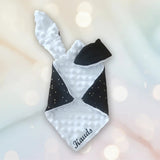 doudou lapin avec oreille plat de couleur noir 