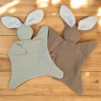 le doudou lapin plat de couleur marron ou vert sauge 