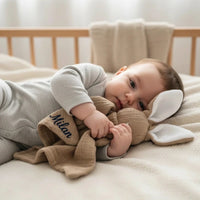 doudou sans visage lapin de couleur marron 