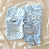 Ensemble complet grenouillère bébé 5 pièces bleu clair personnalisé en coton et minky avec body, bavoir, bonnet et moufles.