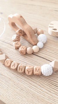 ensemble d'une attache tétine et son anneau de dentiton personnalisés en bois et silicone 