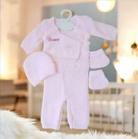 ensemble pour bébé en laine rose personnalisé avec le prénom 