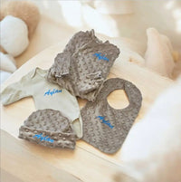 ensemble cadeau pour une naissance personnalisé 5 pièces, bonnet, body, pyjamas, mouffle, bavoirs