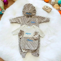Ensemble grenouillère bébé 5 pièces personnalisé en coton et minky comprenant body, bavoir, bonnet et moufles pour naissance et 3 mois