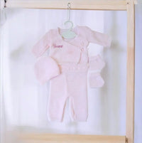 ensemble laine pour bébé en rose personnalisé avec son prénom